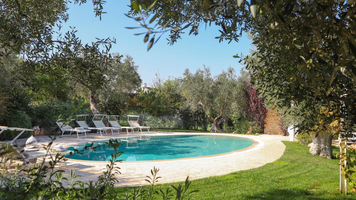 Triggianello House | TD Il Vecchio Fienile Outdoor Kitchen w/Pool View