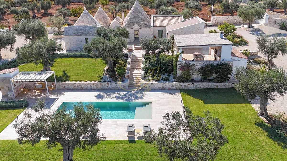 Castellana Grotte Villa | TD Trulli Lorusso Design Luxury Trulli with Pool