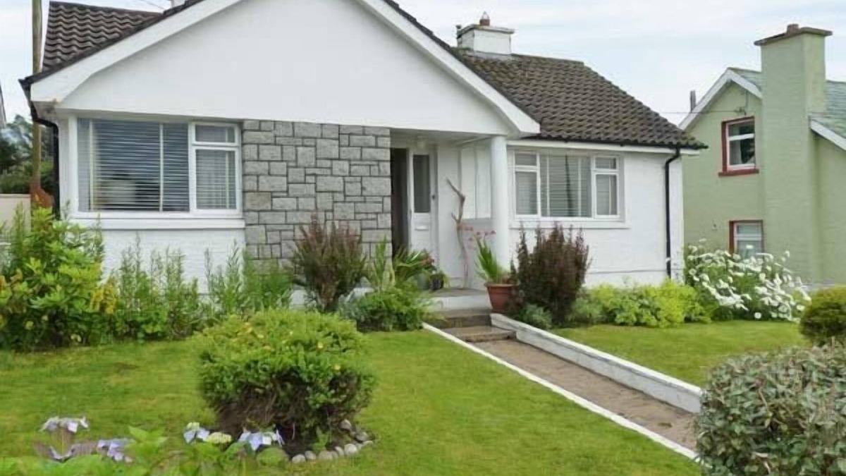 Falcarragh Cottage | TEACH ANNIE, pet friendly in Falcarragh, County Donegal