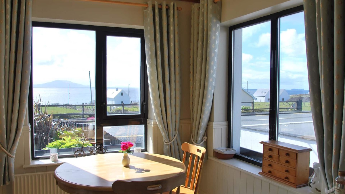 Achill Island House | Teach Cruachán Large-group Holiday Home