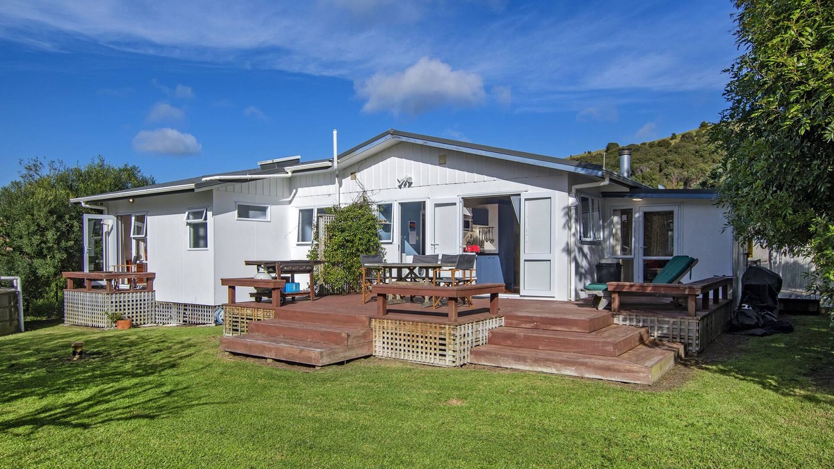 Helena Bay House | Teal Bay Treasure - Teal Bay Holiday Home