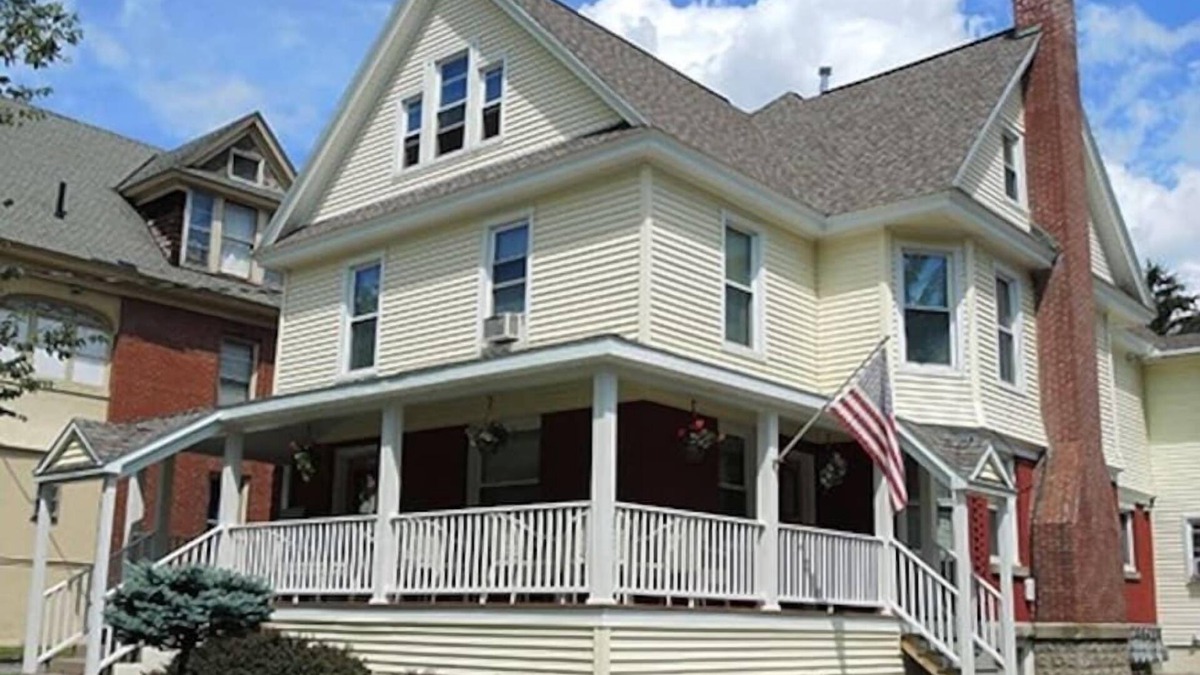 Oneonta House | Team Elm (Entire Property)