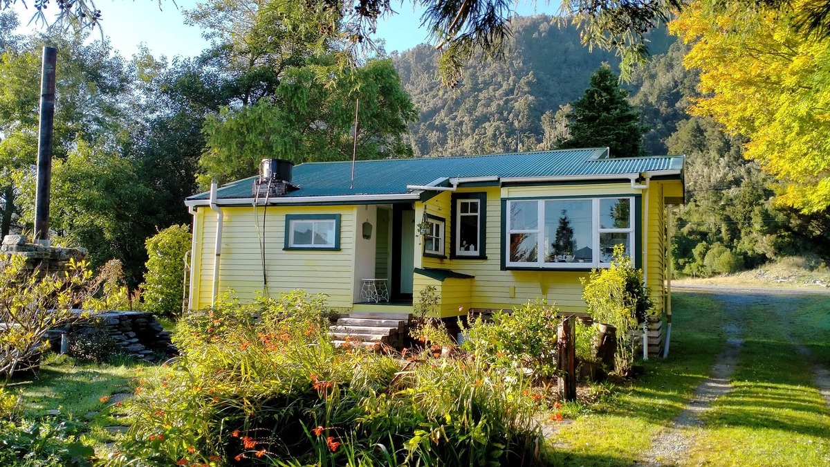 Hari Hari Cottage | Teapot Cottage - cute and cozy 1950's time-warp