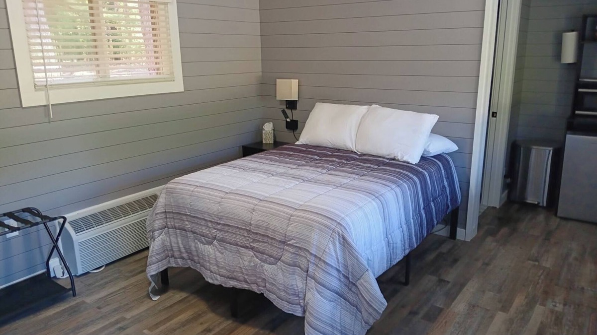 Roscommon Apartment | TeePee Room 3- Newly Renovated