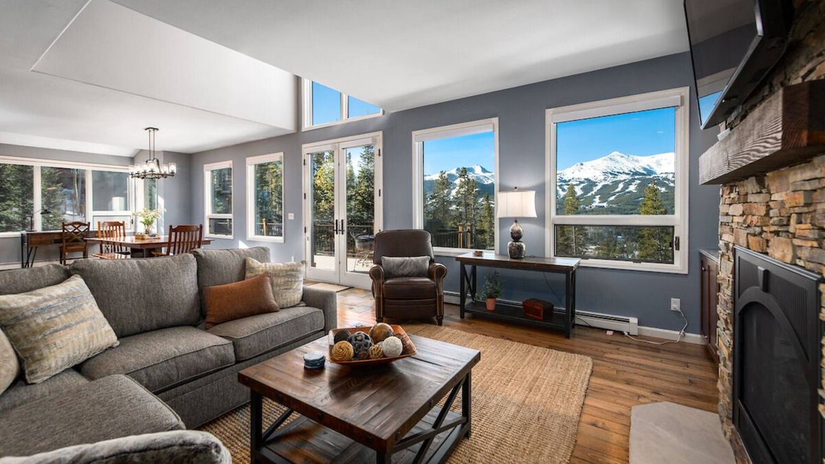 Forest Hills House | Ten Peaks Lookout Home: Incredible Views, Hot Tub