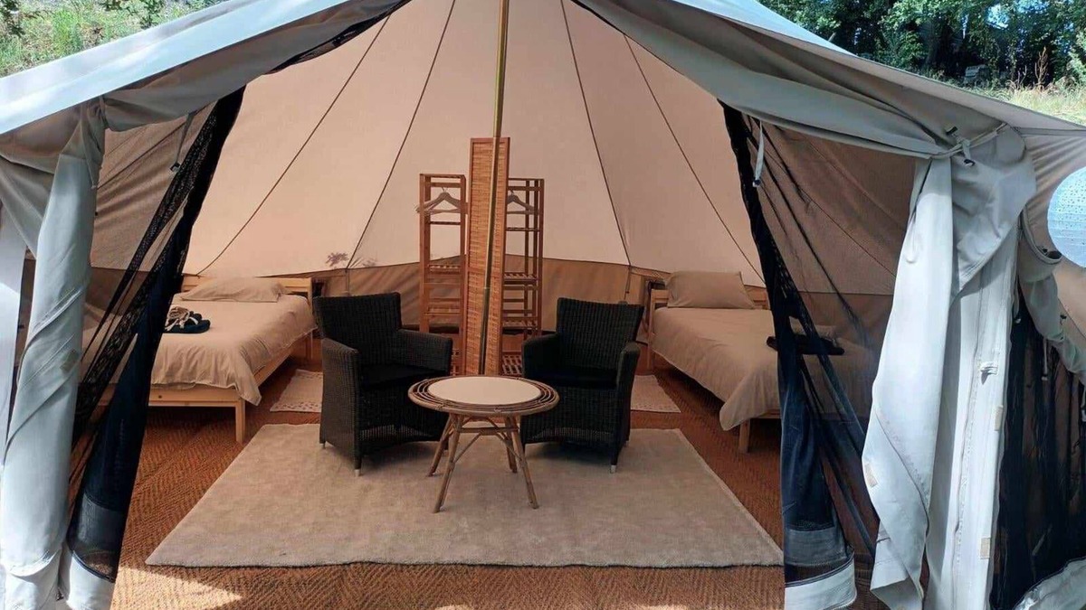 Lacapelle-Pinet Cabin | Tente Glamping Dans le Calme, Avec Piscine, Salle de Bain et Cuisine
