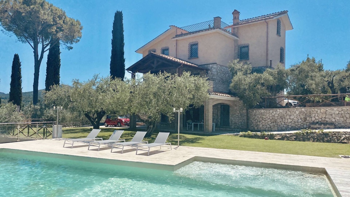 Palombara Sabina Villa | Tenuta San Marco - Luxury Villa with Gardens, Wifi, AirCo, Swimming Pool and Jacuzzi