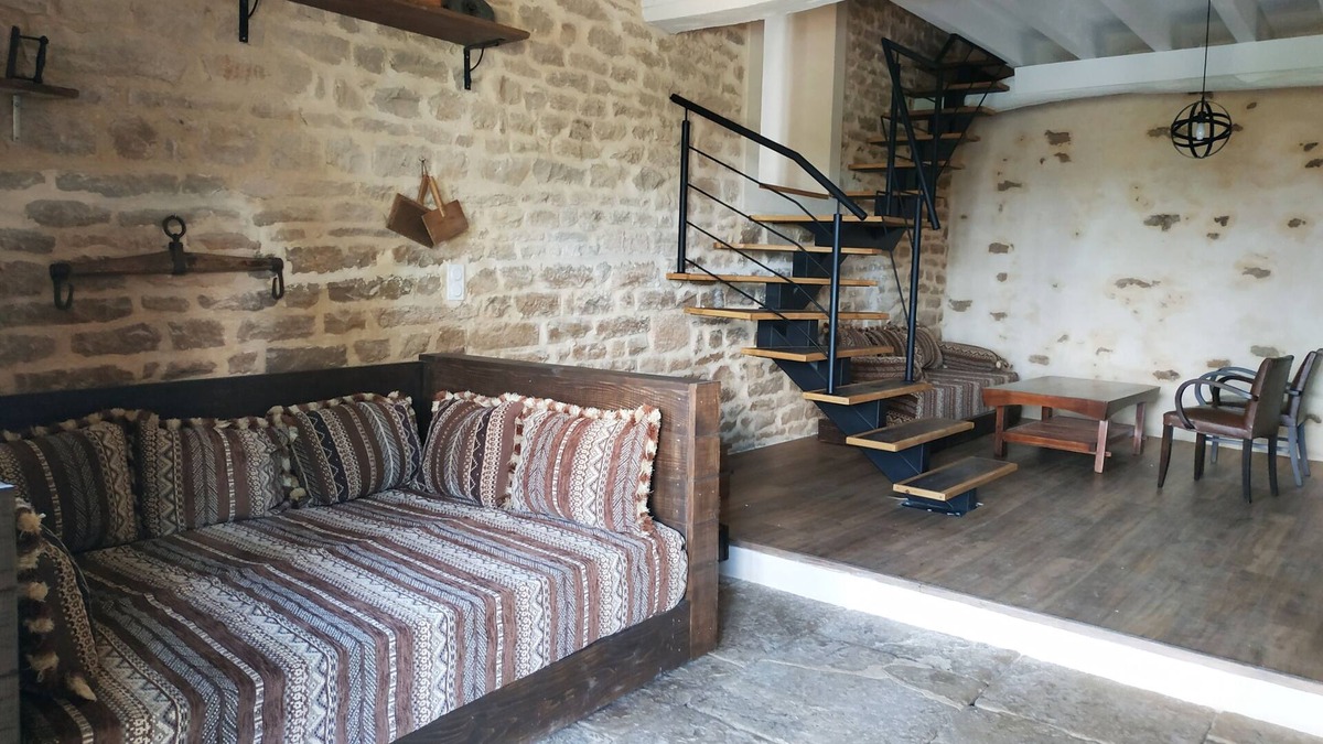 Sombernon House | Terra loft gîte, orchard/vegetable garden, henhouse, valley views, wine route.