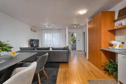 Buzdohanj Apartment | TERRA MAGICA DELUXE Apartment Or Room with Private Parking, Terrace and Sea View