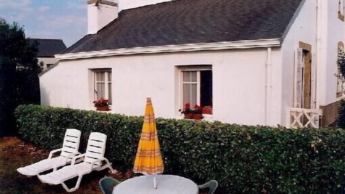 Plomodiern House | Terraced house, PLOMODIERN Common place called Lestrevet (Beach)