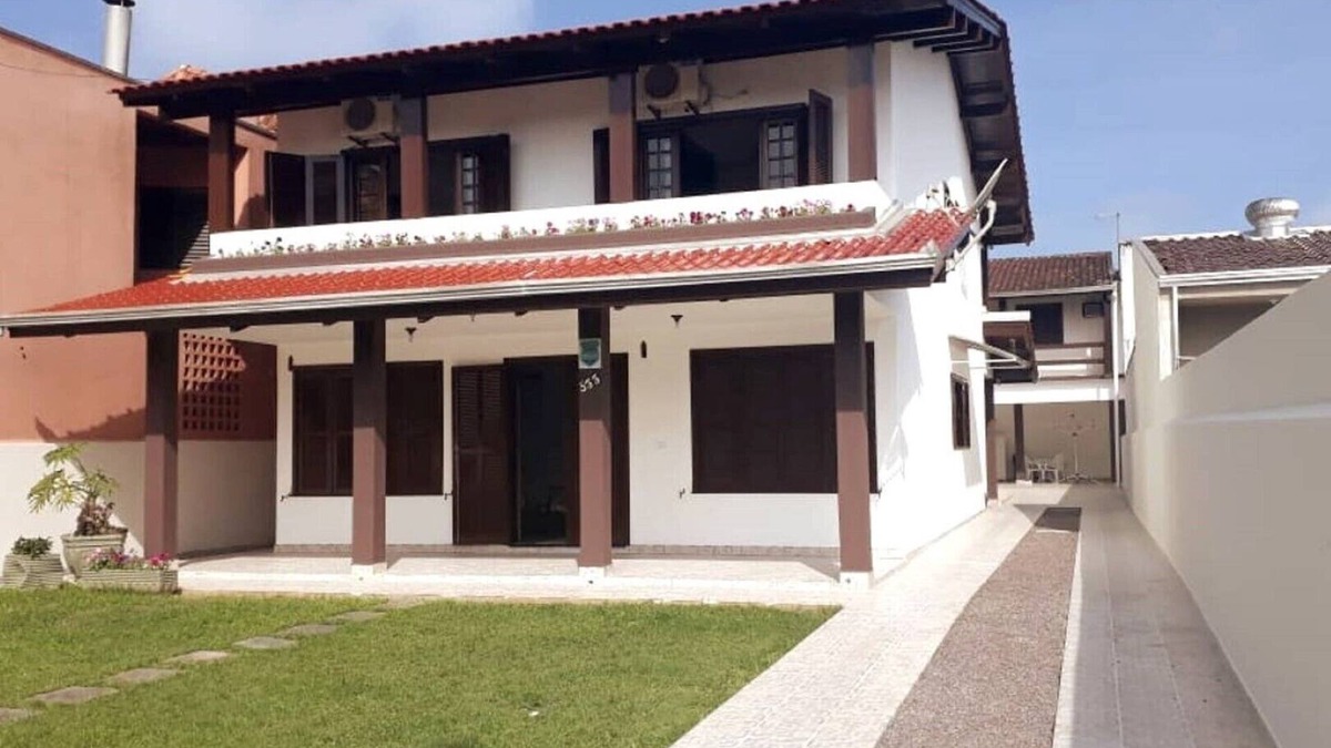 Guaratuba House | Terraced house with pool near the sea