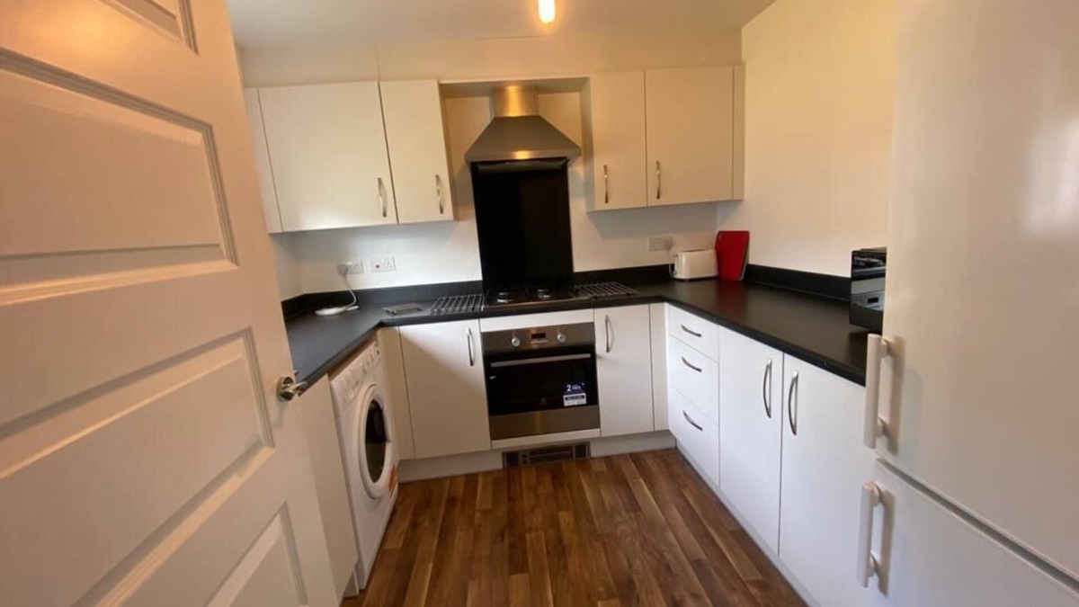 Longcroft House | Terraced whole 3 bed house with allocated parking near the airport
