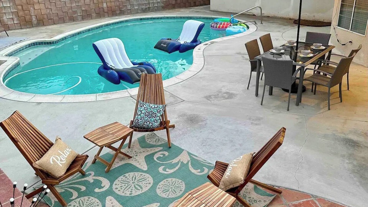 Riverside House | TESLA/EV Charger KING BED CanyonCrest Neighborhood