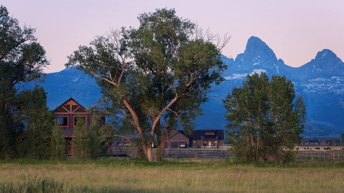 Tetonia House | Tetonia Lodge | Postcard views, fireplace, bunk room and big kitchen