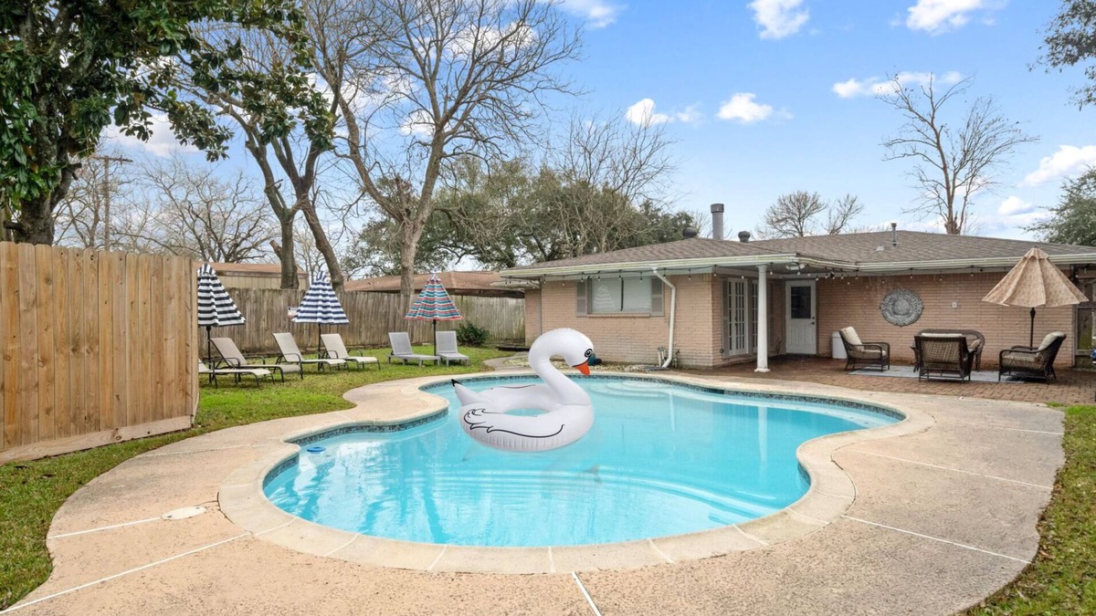 Texas City House | Texas City Palace: 6 beds, Pool-sleeps 12+