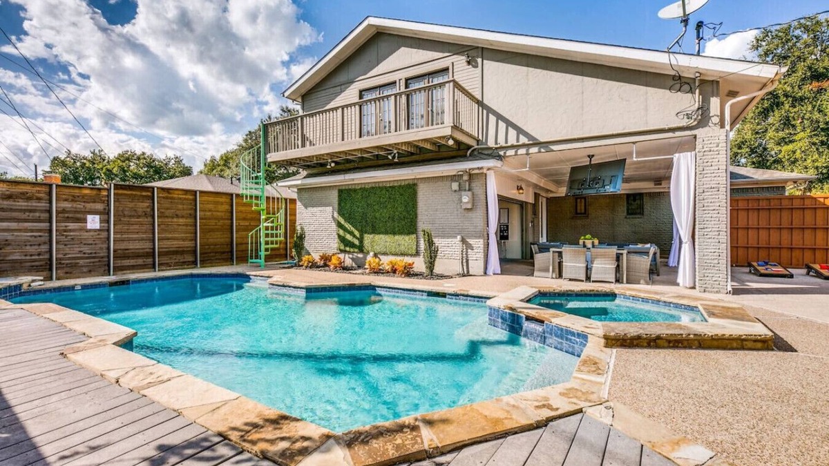 White Rock Hills House | Texas Experience Near Downtown