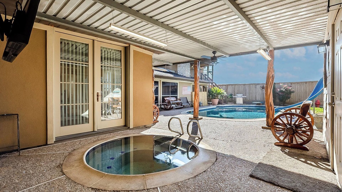 Spring Branch East House | Texas Size + Pool + Hottub + Bar + 8 bedroom+ Ping Pong + Guest Suite