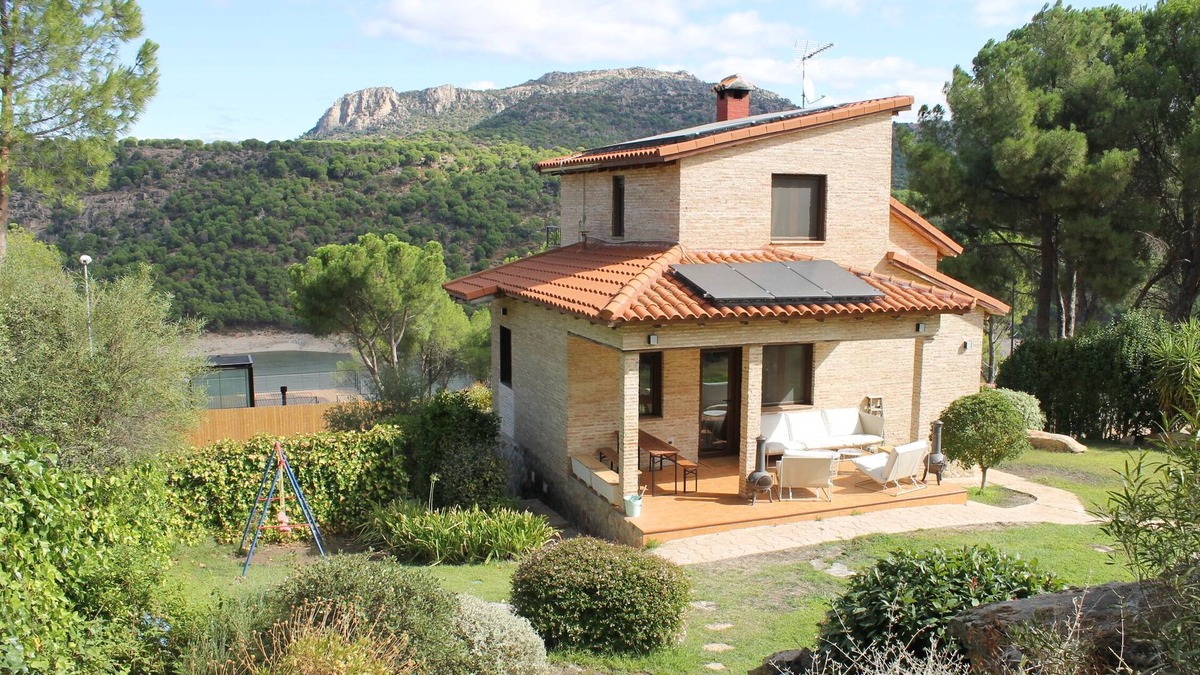 San Martin de Valdeiglesias Ski Chalet | The Brick House. Ideal for families with garden and swimming pool.