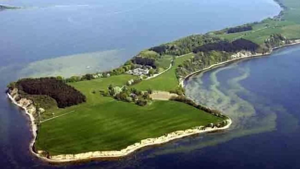 Alt Reddevitz House | Thatched cottage surrounded by the sea