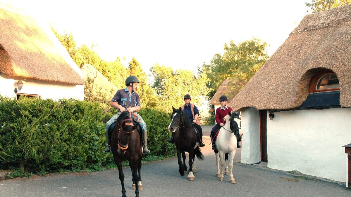 Shiplake House | Thatched 4 person cottage