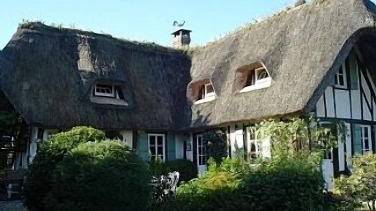 Vieux-Port Cottage | Thatched Cottage on the Banks of the Seine