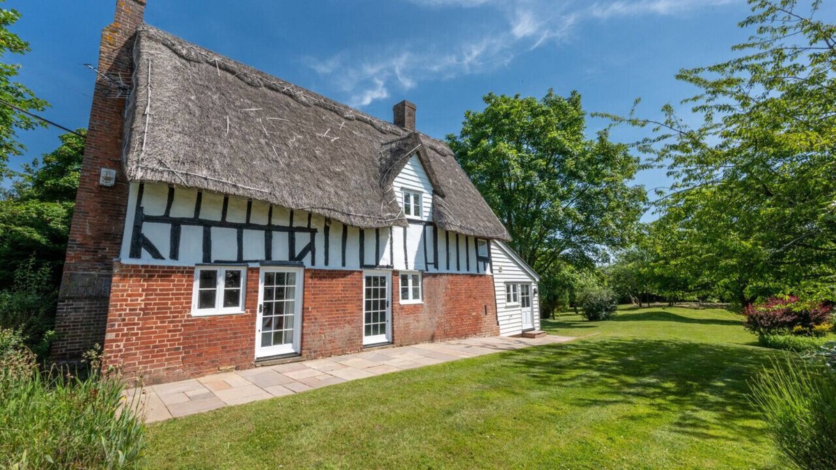 Bures House | Thatched Cottage - Three Bedroom House, Sleeps 4