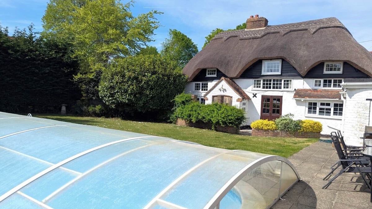Chichester Cottage | Thatched Cottage with Secure Garden, Dog & Family Friendly!