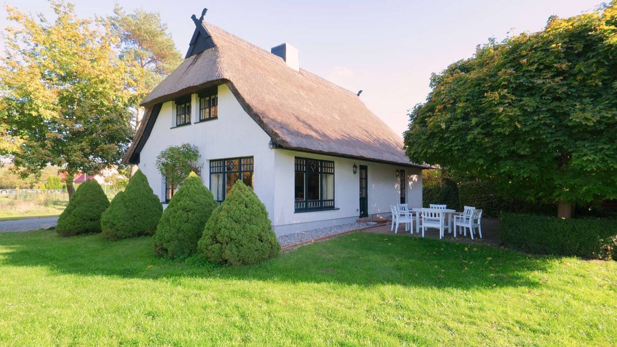 Marlow House | Thatched cottage with large garden and fireplace