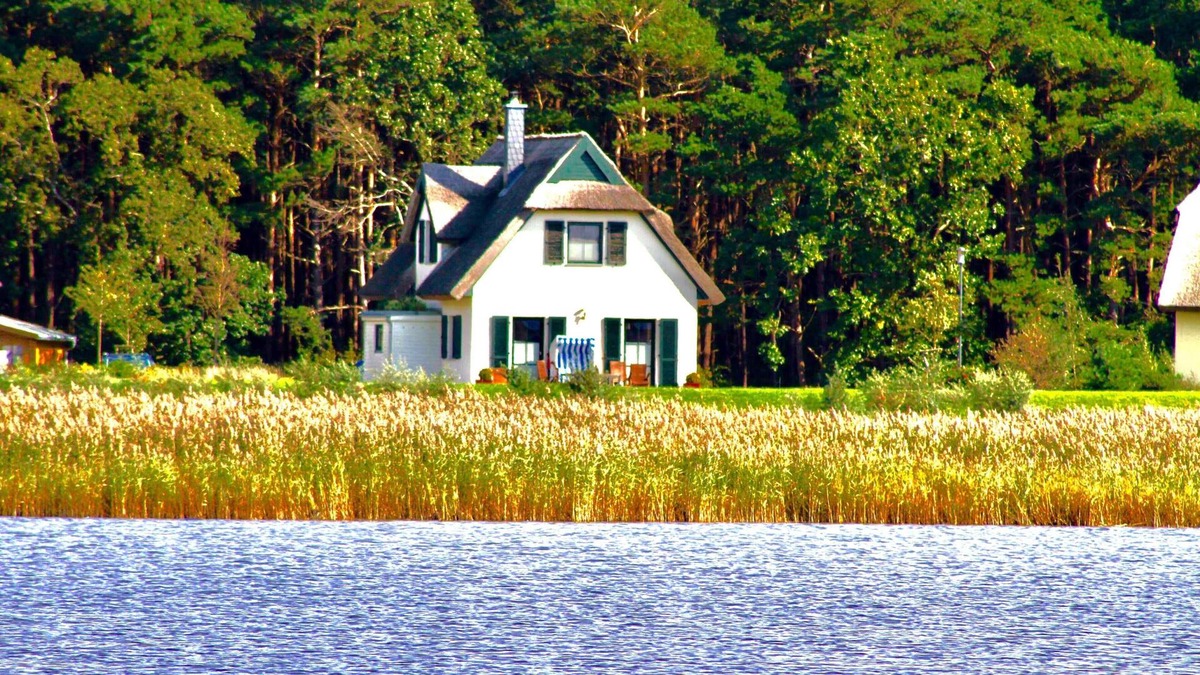 Juliusruh House | Thatched cottage, Ruegen, 5 stars, fireplace, view over the water, 3 bedrooms