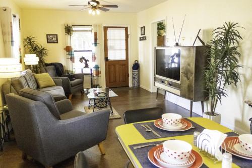Russellville Apartment | The 1950s Retro Riverside Cottage
