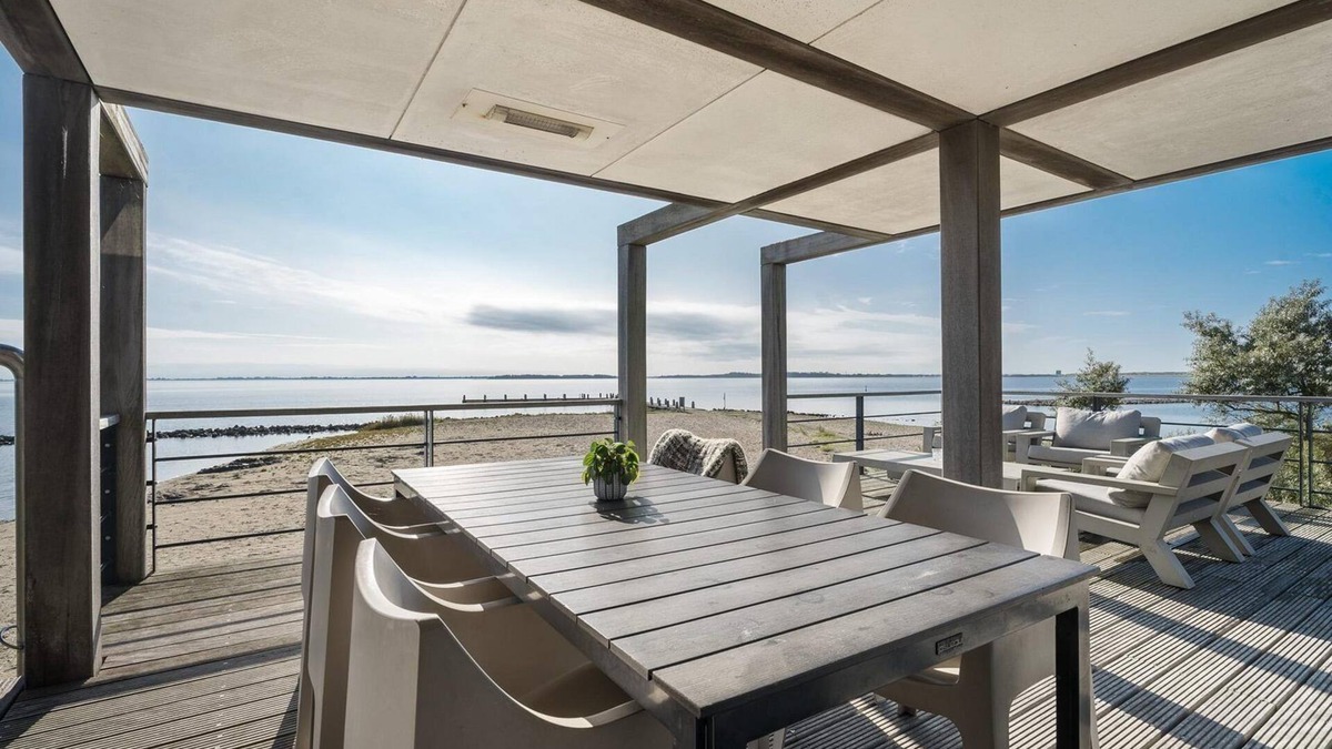 Ouddorp House | The 4-person Villa Super VIP features a luxurious and comfortably furnished interior with a direct waterfront location, various terraces offering unobstructed views over the water.