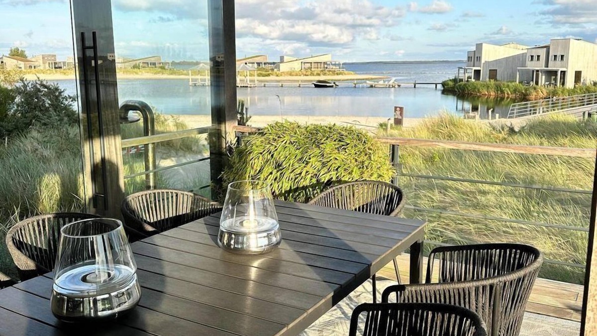 Ouddorp House | The 4 person Villa Super VIP features a luxurious and comfortably furnished interior, terrace with view over the water, also perfect for families with children.