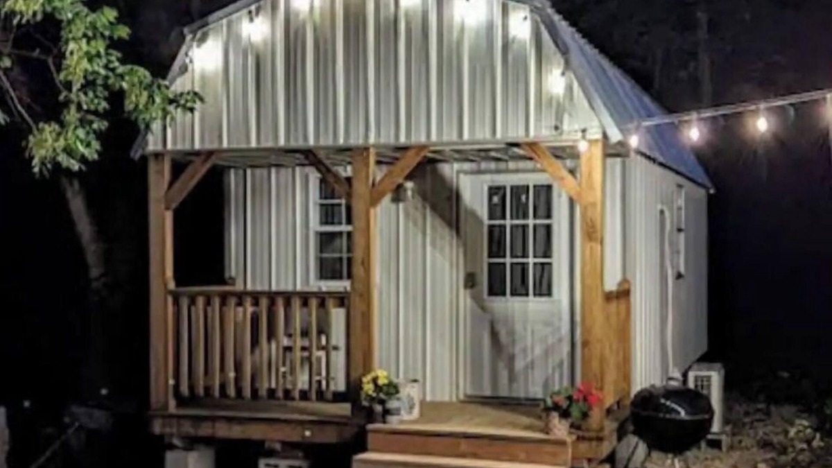 Mammoth Spring Cabin | The "40 Steps" Cabin Tiny house