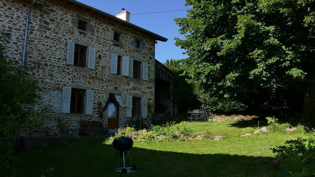 Saint-Sauveur-la-Sagne House | THE 46, located on the edge of the D265, without neighborhood, surrounded by meadows and forests