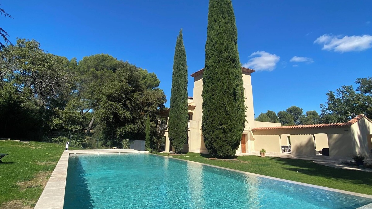 Aubagne Villa | The 7-window tower