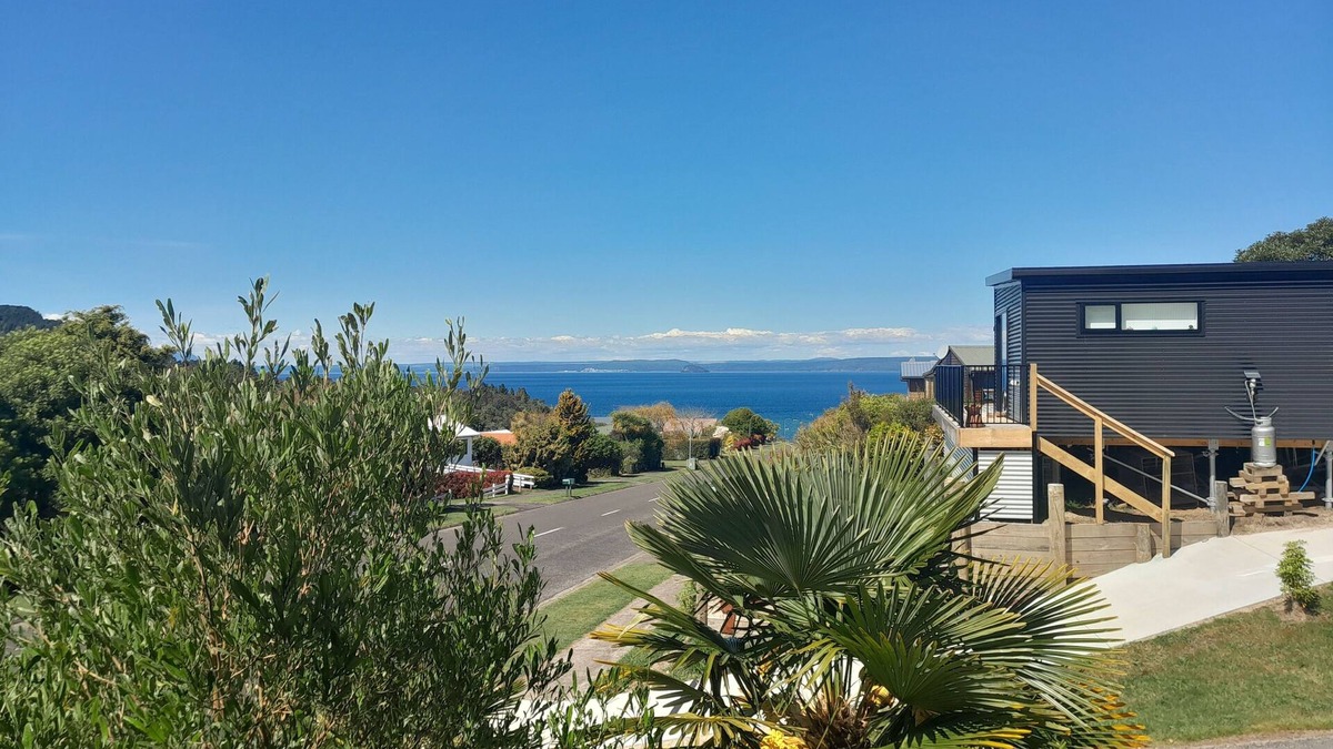 Pokura Pa House | The 8 Point Inn , water views quiet pet friendly cottage