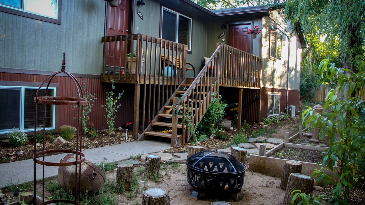 Carbondale House | The 8th Street Retreat Looks Booked it may not be Call Us