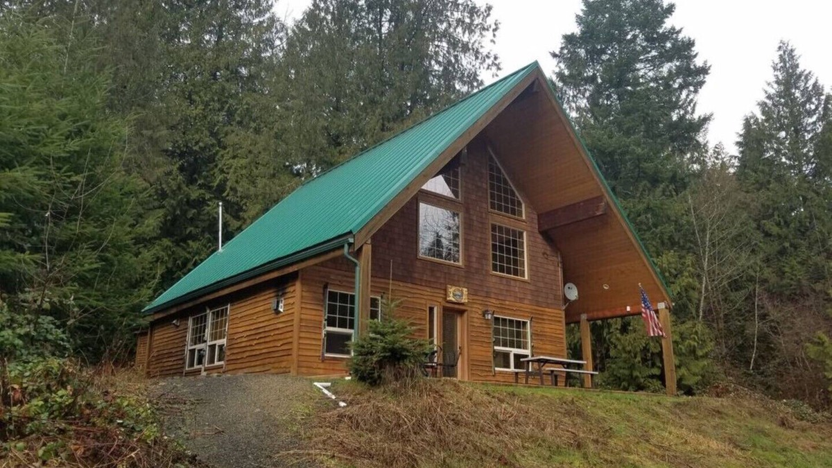Randle Cabin | The Adams Chalet perfect for family or friends. Pet-friendly, Hot tub, WIFI, AC