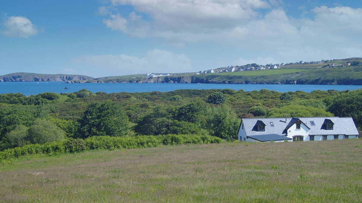 Cardigan Cottage | The Alders, holiday property Poppit Sands, Sleeps 10, 5 bedrooms, bathrooms