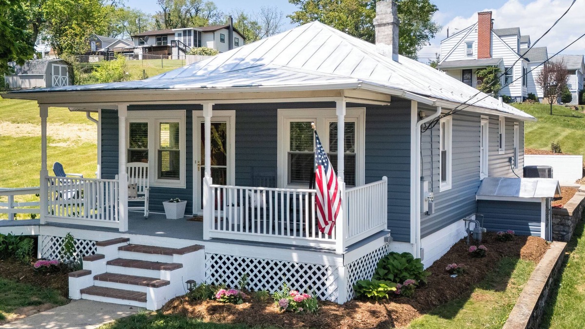 Staunton House | The All-American Cottage Seconds from Gypsy Hill Park! Kid and Pet friendly!