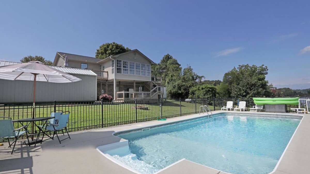 Chickamauga Lake House | The All Seasons Resort features pool and hot tub on River