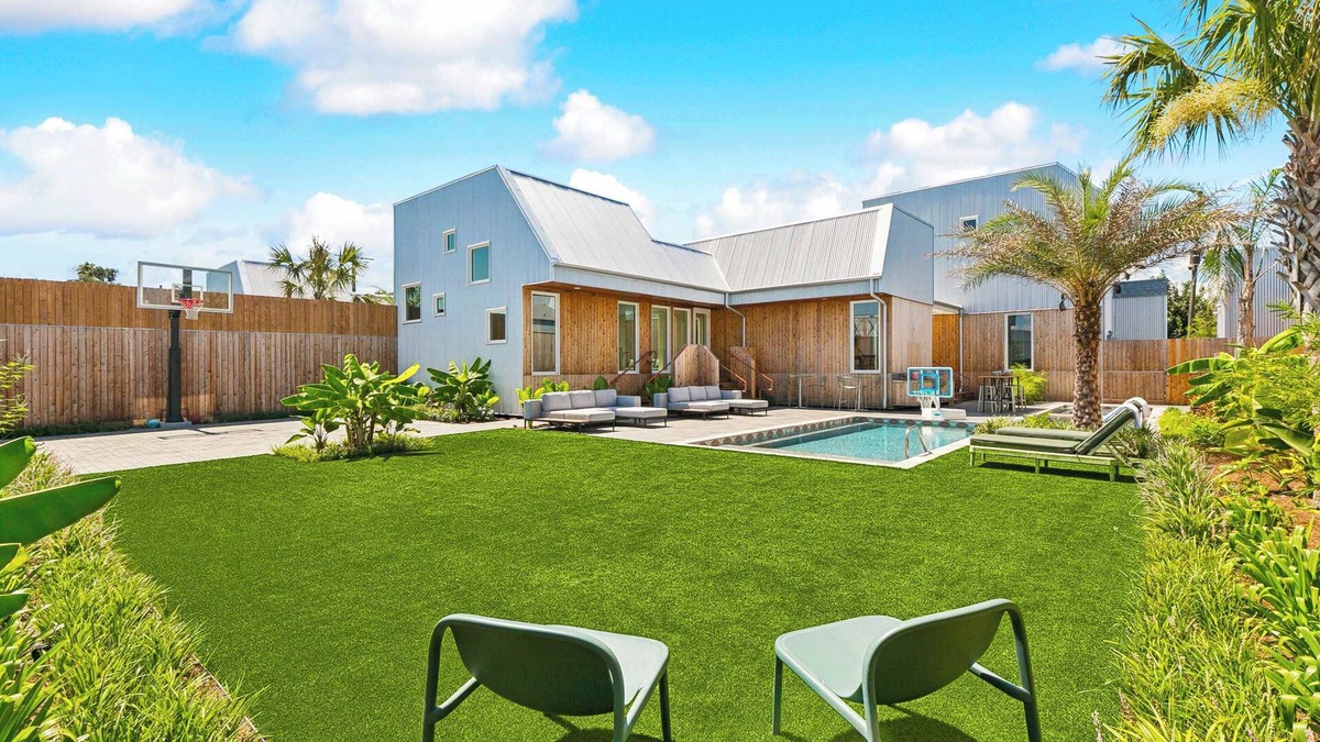 Lower Ninth Ward Hotel | The Alligatrois | Private 12BR Hotel - Pool, Spa