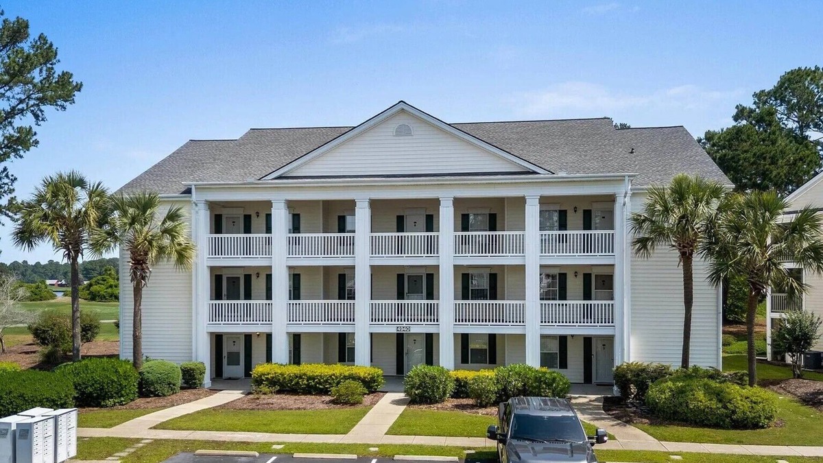 Waterford Plantation Condo | The Allure of an exceptional 2-bedroom, 2-bathroom top-floor end unit condo