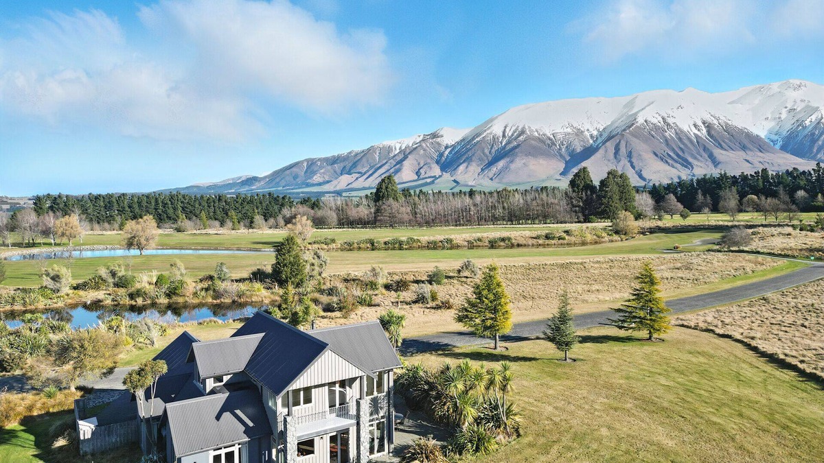 Windwhistle House | The Alpine Edge - Windwhistle Holiday Home