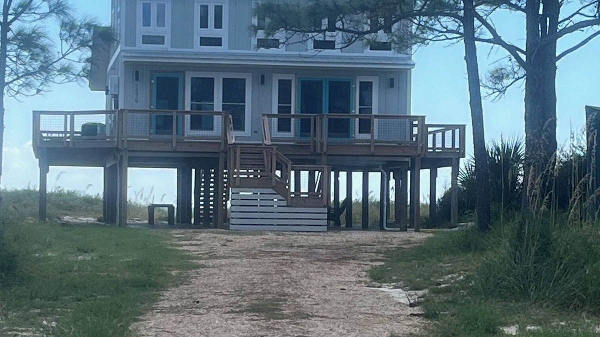 Alligator Point House | The Anchor. Gulf to Bay 3bed/3.5bath plus loft. Sleeps 6-8 NEW FOR FALL 2026