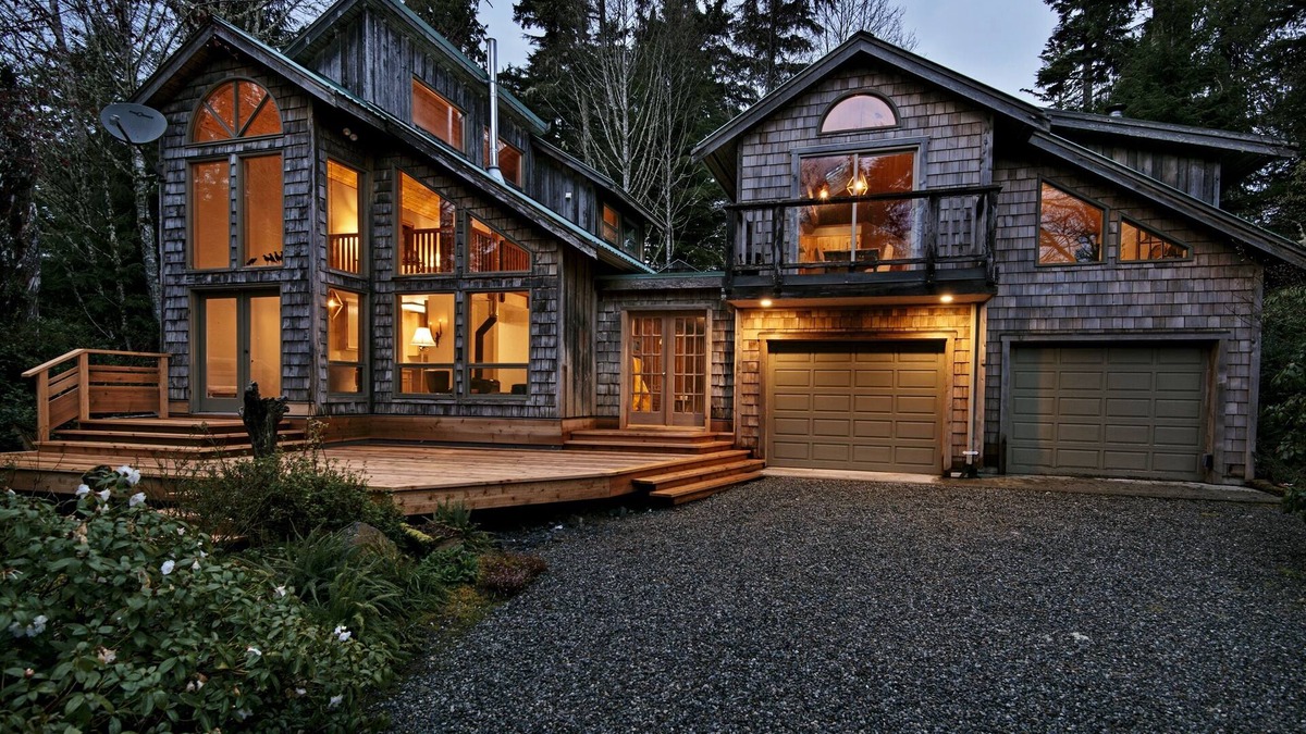 Tofino House | The Anchor-S. Chesterman I Hot tub I OD shower