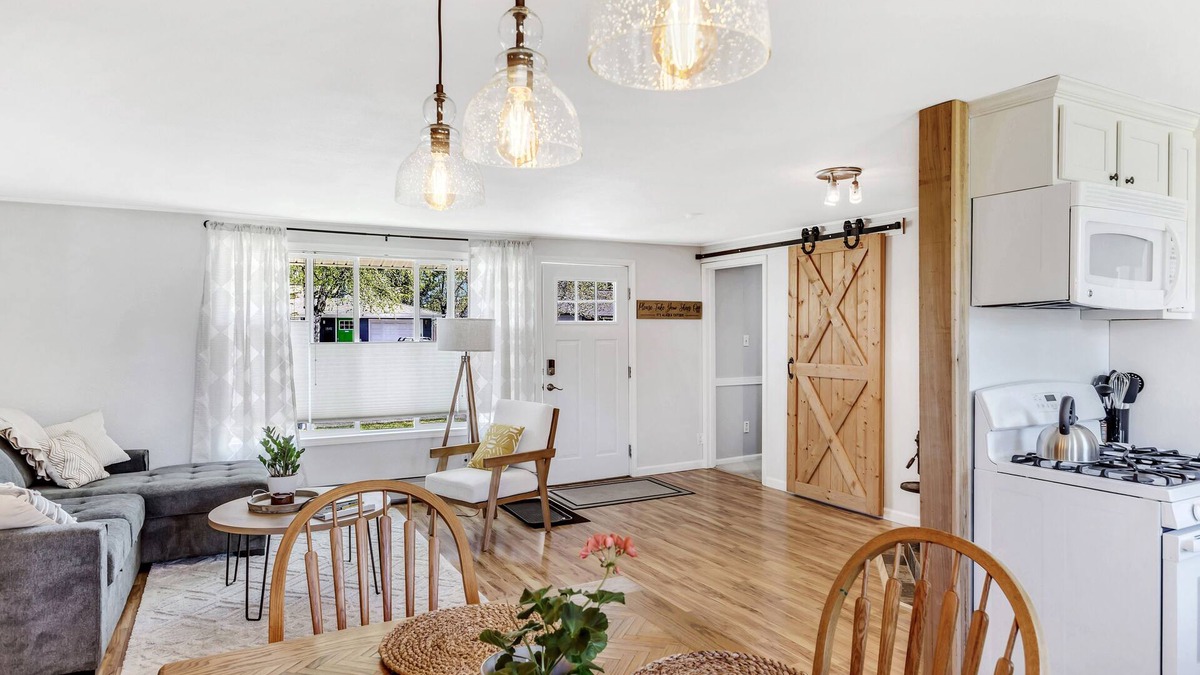 Airport Heights Community Council House | The Anchorage: 3bedroom, 4 bed, 1 bath house in Airport Heights.