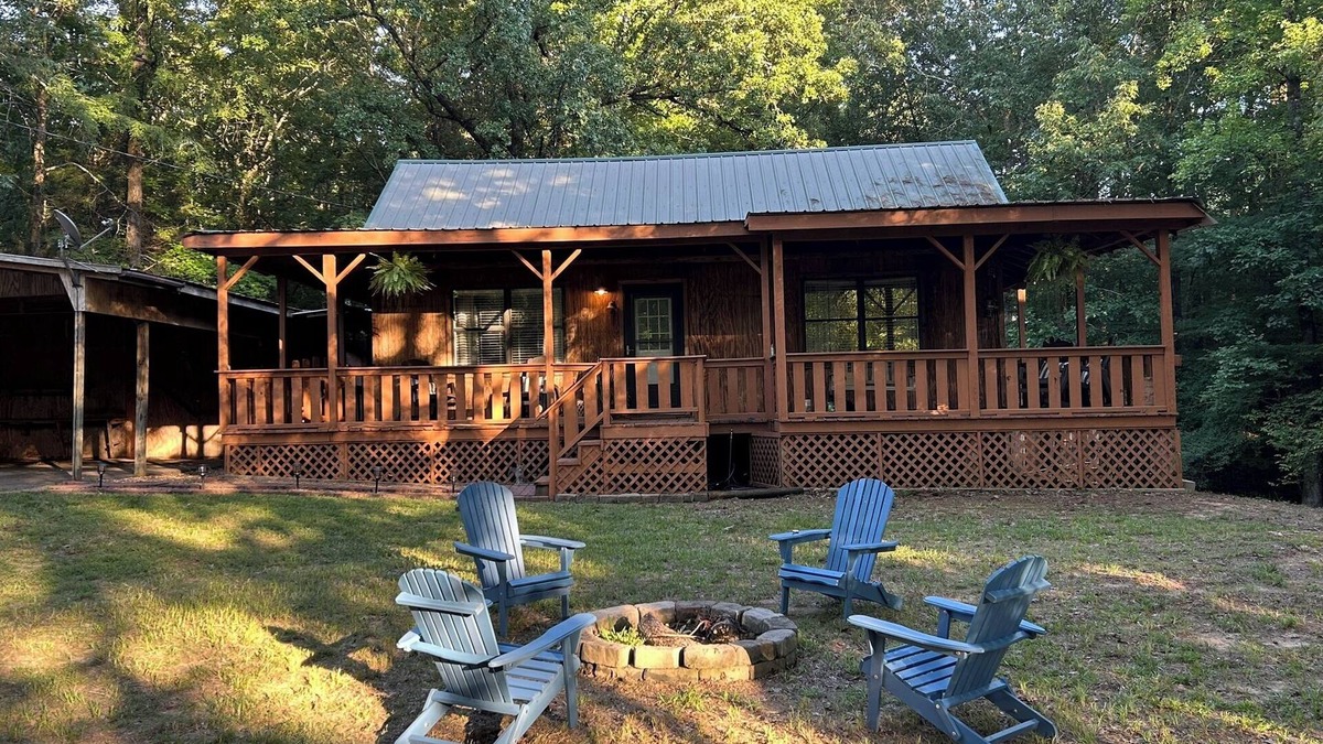 Pope Cabin | The Angler at Enid Lake is a quiet & cozy 3-bedroom cabin