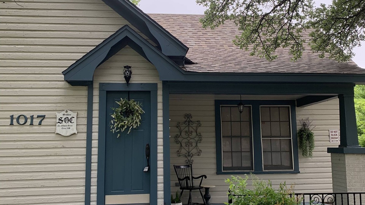Cleburne House | The Anglin House, an early century home completely renovated and modernized.