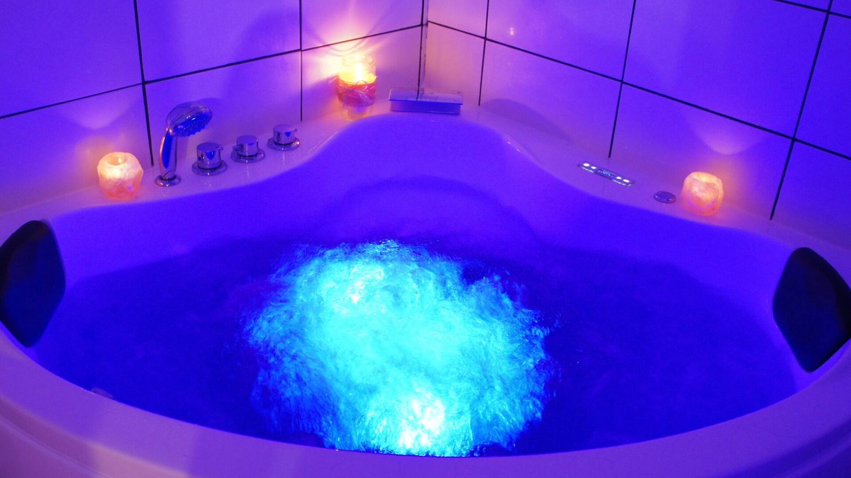 L'Arbresle Apartment | The apartment & golden 🟠 studio 1⭐. Balneotherapy and couple ♥️🫂🛀